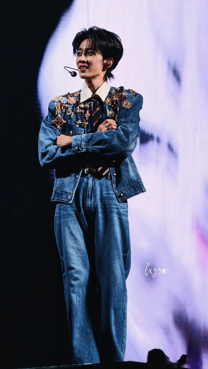 卓沅再跳青春有你主题曲 这段回忆杀真的太狠了！卓沅把青你主题曲完整还原在演唱会上