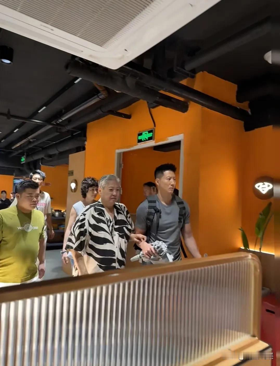 洪金宝可能事业不如成龙，功夫不如成龙，但是若是论起晚年生活，那可比成龙好太多了！