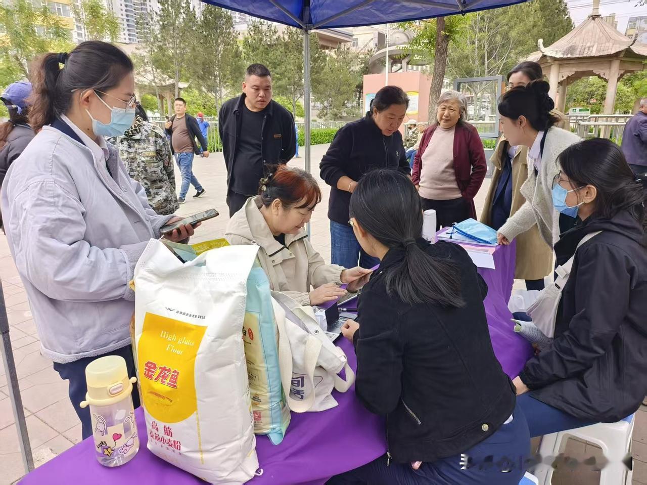 万柏林区：社保服务进社区 便民服务暖民心
 
近日，万柏林区王化街道九三社区联合