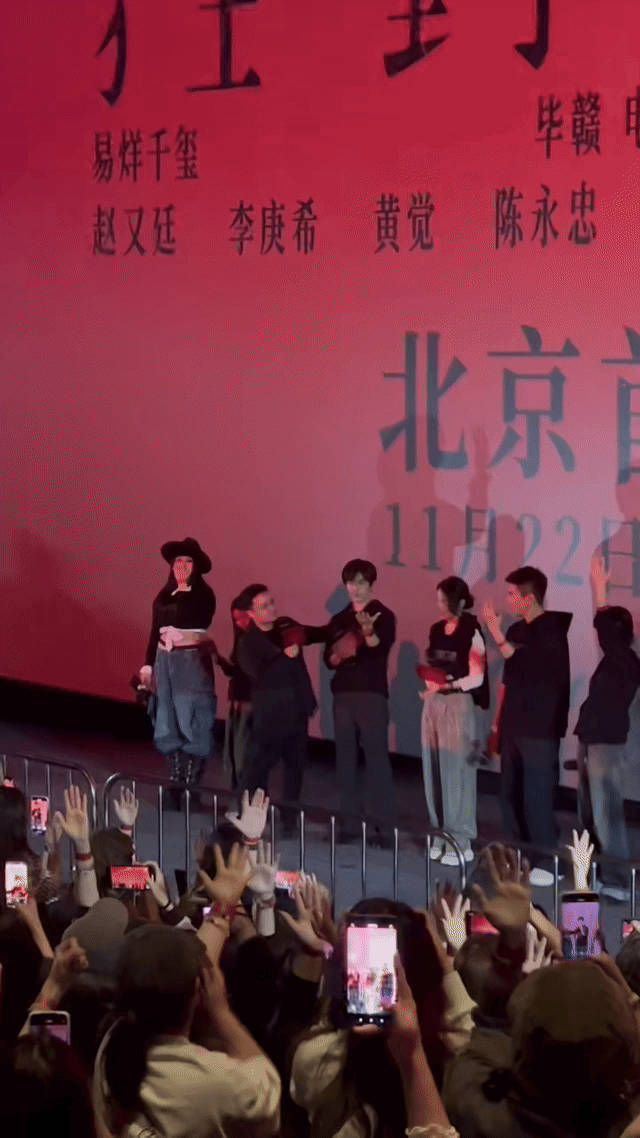 走进影院的那一刻，仿佛推开了时光的大门。默片的复古质感，迷幻的千禧氛围，五感加心