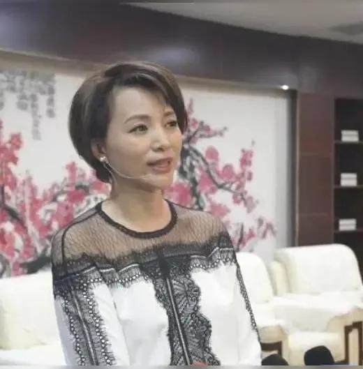 董卿[玫瑰]
卫作照