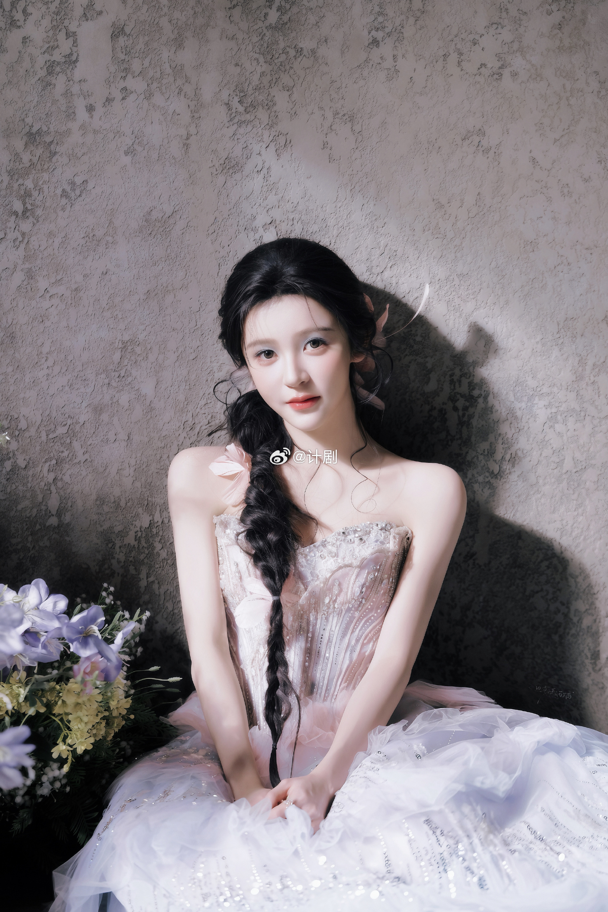 饶嘉迪 琥珀色瞳孔 光落在饶嘉迪脸上时，瞳孔里的金色碎箔太美了！那种若隐若现的光