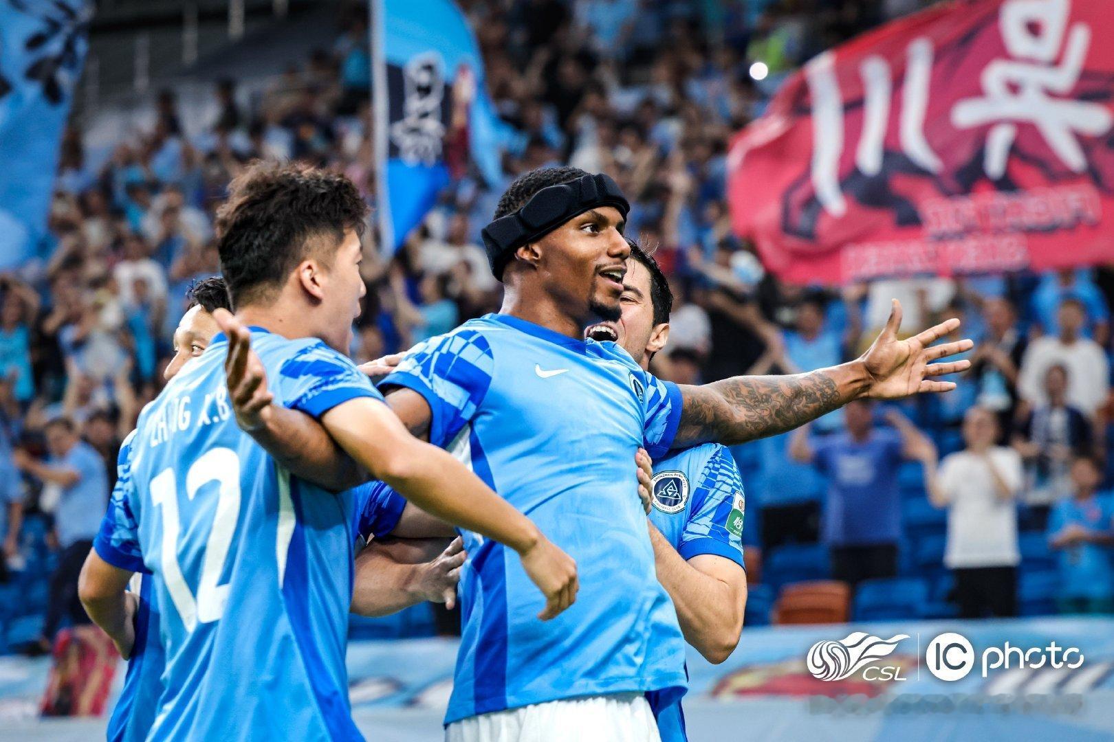 立竿见影深圳新援韦斯利（Wesley Moraes），首秀帽子戏法。不愧是踢过英
