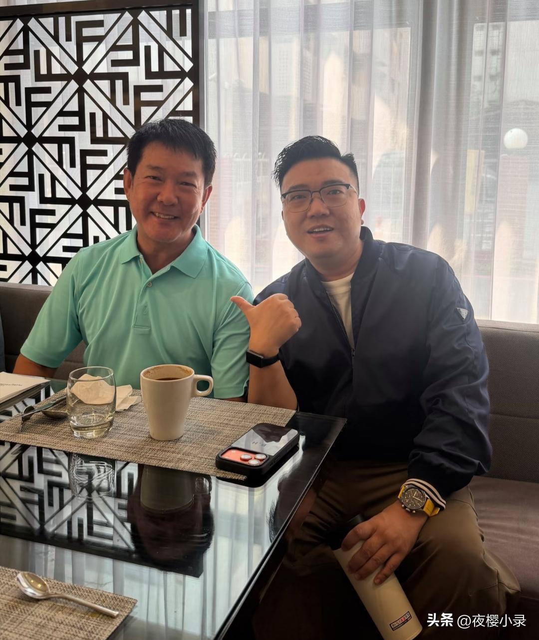 69岁元彪现身中国台北和好友聚餐，他穿着一件青色上衣，身材胖了不少，脸好圆润，看