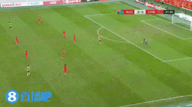 U23国足上半场0-0战平澳大利亚，后防球员太紧张了！
1.太紧张了，第5分钟，