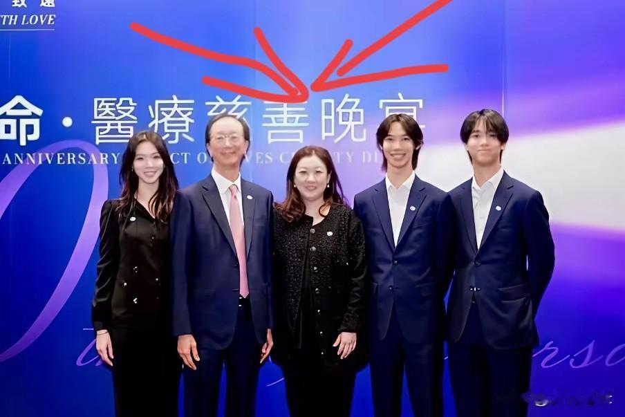 看了伏明霞老公的简历，
总算知道她为什么会在24岁时，
嫁给大她26岁的中年人了