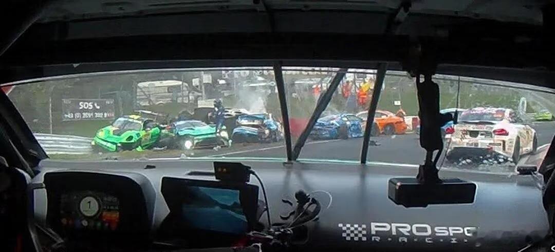 纽北事故 永远要敬畏速度，8辆GT3在纽北勇气弯撞了，现场很惨，有位老车手去世了