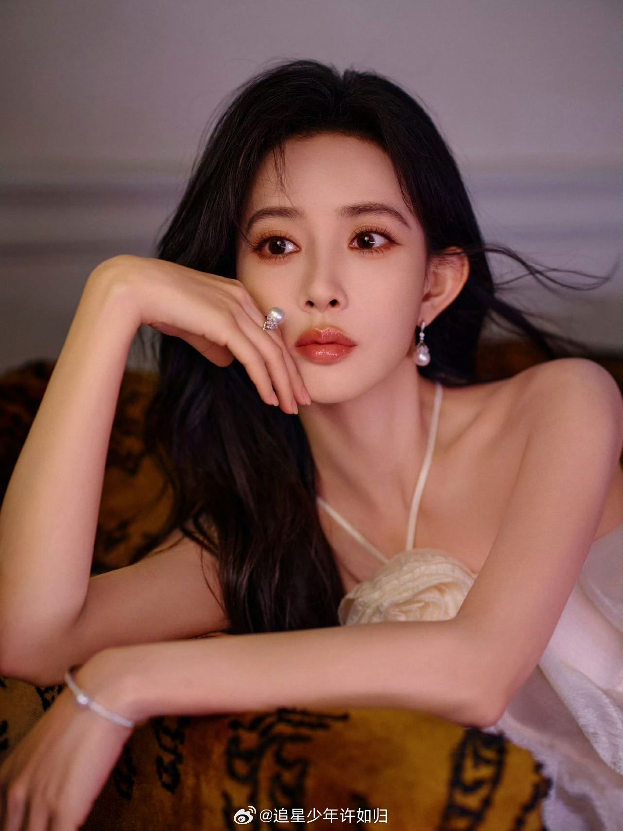 孟子义无尽夏花裙浪漫永不落幕！孟子义直播穿搭选用无尽夏花裙，巧妙呼应剧集名称，让