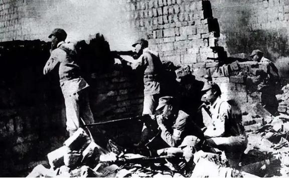 1941年，新四军一名参谋带着两名伤员打游击，3个人只有一条枪，令人惊讶的是，仅