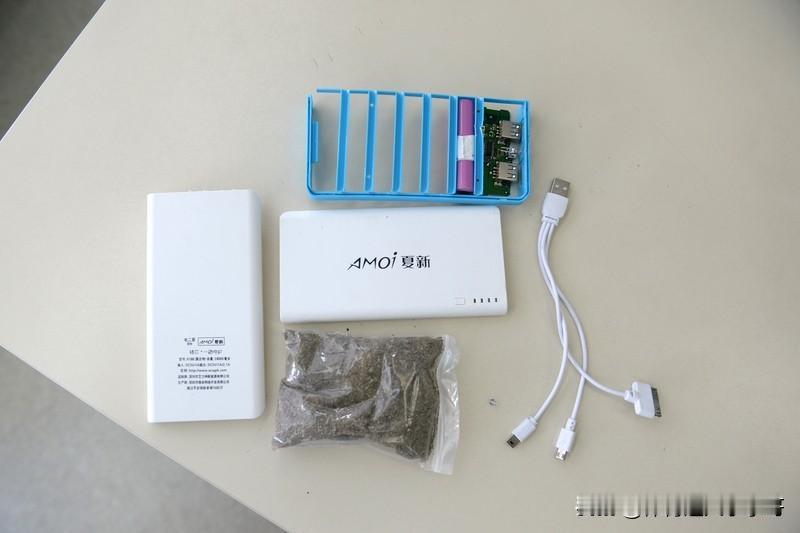 通常只要出远门儿，我都会带好几个充电宝，一个是供手机导航充电使用的，第二的话是供