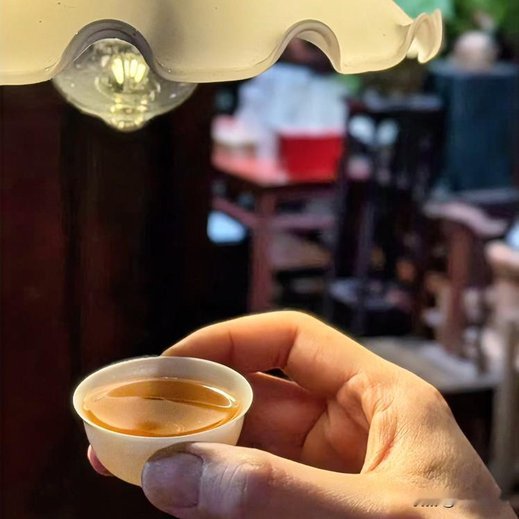 酒入愁肠，容易把人往糊涂里带，借着一股热劲把烦心事搅得更浑。咖啡是赶路的，一口下