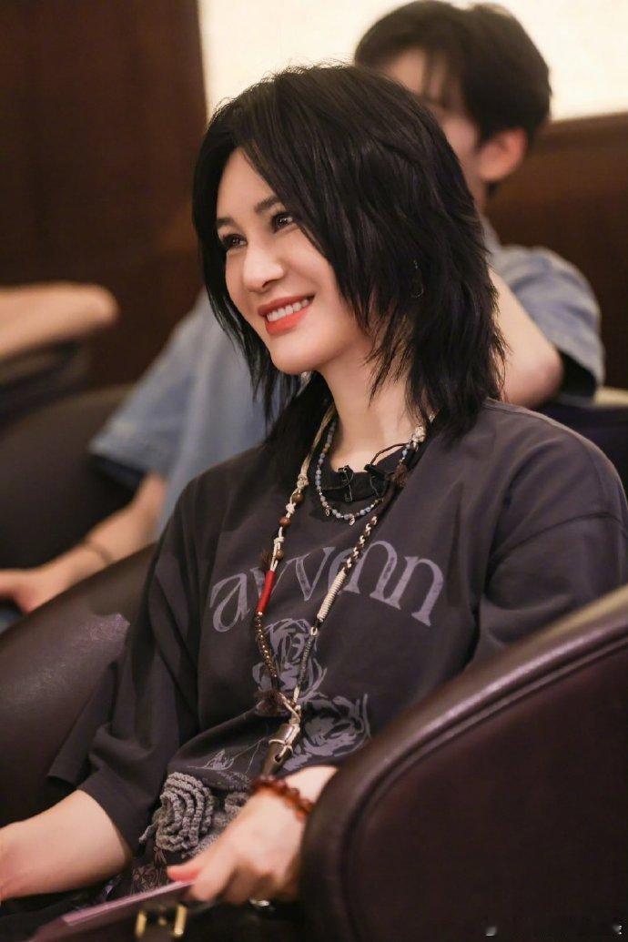 尚雯婕要崩溃了巴黎合伙人名场面张予曦在《巴黎合伙人》对美妆产品介绍细致入微，亲自
