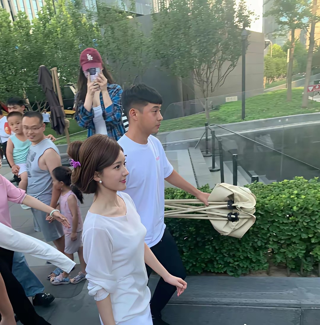 赵露思路人偶遇生图，这下算是实锤她只有八十斤了吧！