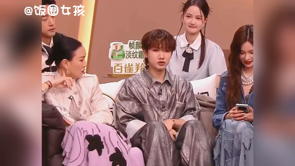#那英抢手机#上次因为汪苏泷 难听故意说手机没电了，这次那英直接上手抢手机，汪苏