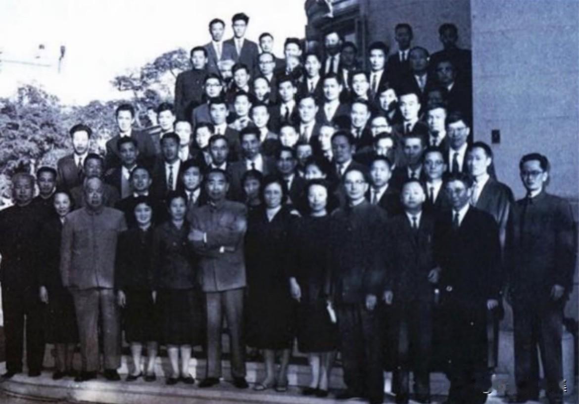 1963年12月14日，周恩来总理在陈毅副总理陪同下，抵达阿拉伯联合共和国（今埃