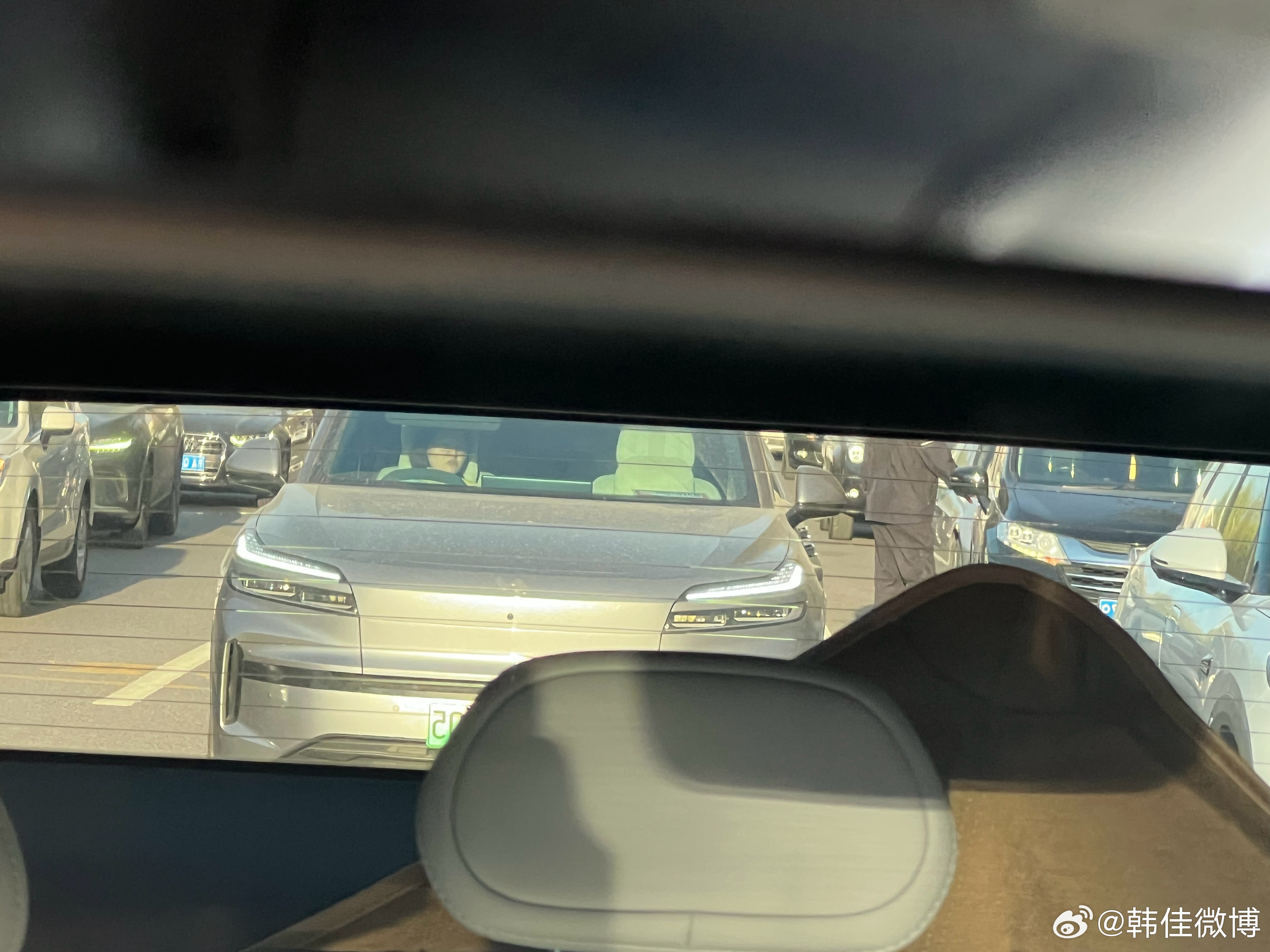 今天去接孩子，前面一辆蔚来全新ES8，后面一辆乐道L90，含蔚量太高了。今天是蔚