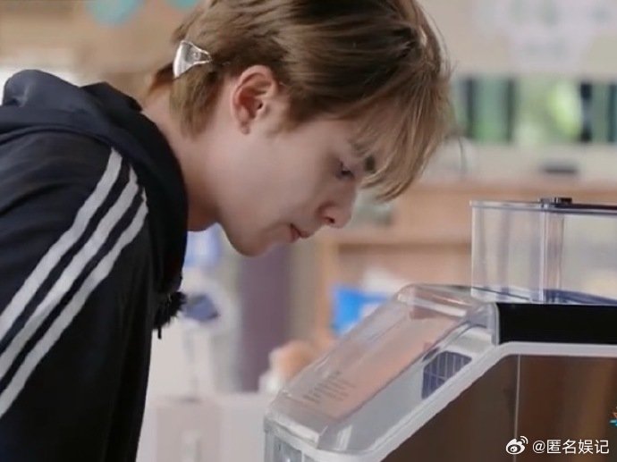 王鹤棣老辈子式鼓捣家电亲爱的客栈王鹤棣鼓捣家电的样子太萌了，认真又笨拙，自带喜感