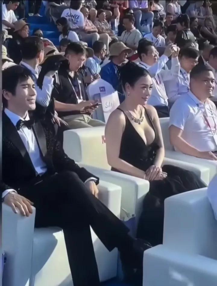 明星真的有一个强大的心脏。
如果是我穿成这样坐在一大堆人当中，被众目睽睽的行注目