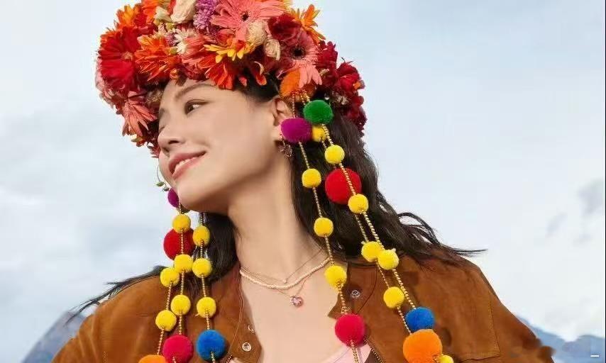 马思纯云南体验簪花 马思纯在云南簪花的每一帧都是壁纸级别，笑着的样子太好看了。她