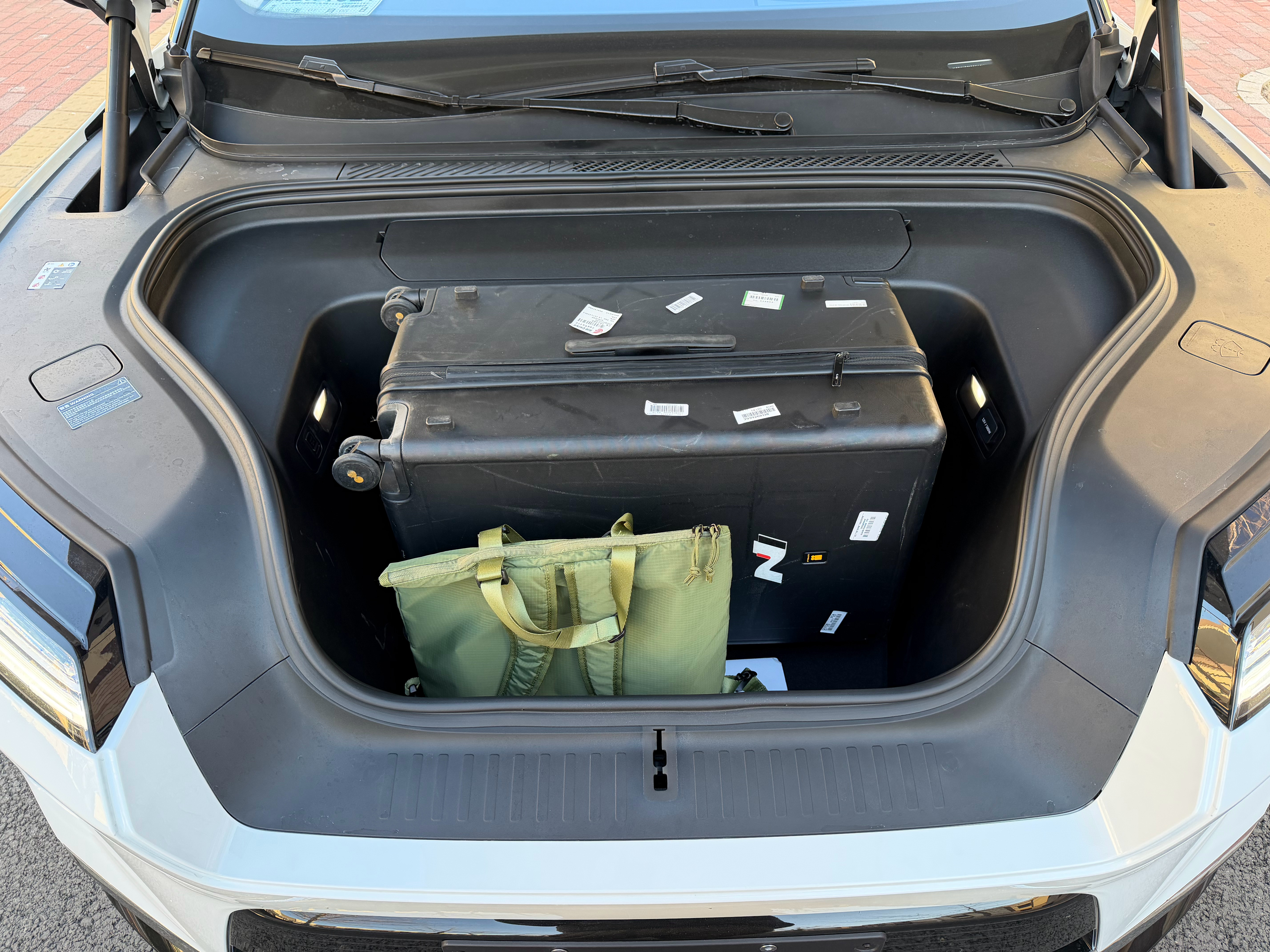 实测26英寸的箱子无压力塞进es8的前备箱