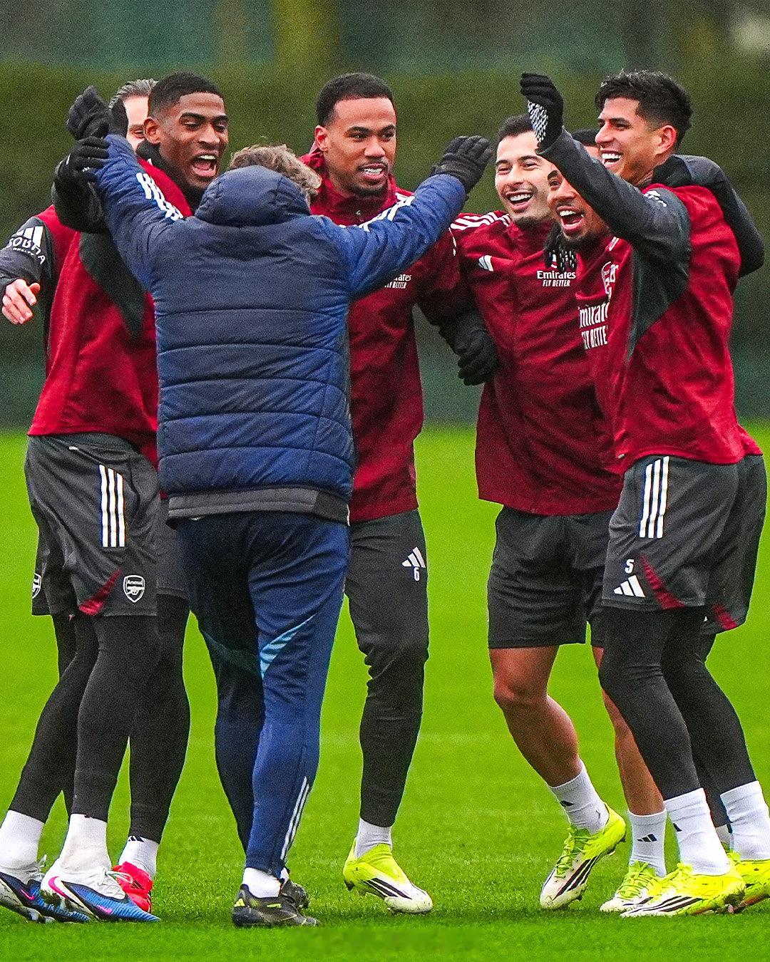 阿森纳训练场上洋溢着笑容，枪手们正力争在欧冠小组赛中锁定头名 阿森纳vs阿拉木图