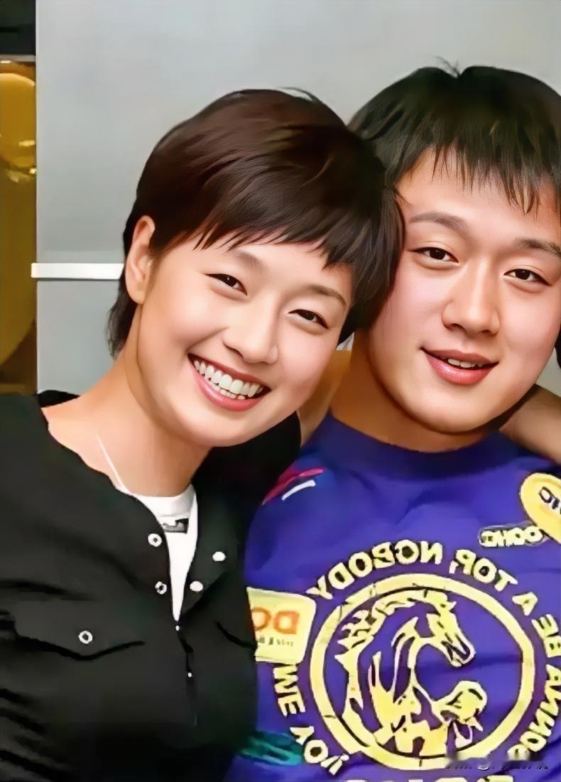 仔细看，左边是明眸善睐，温婉如莲的马伊琍，而右边这位帅哥是谁？看他目若朗星，气宇