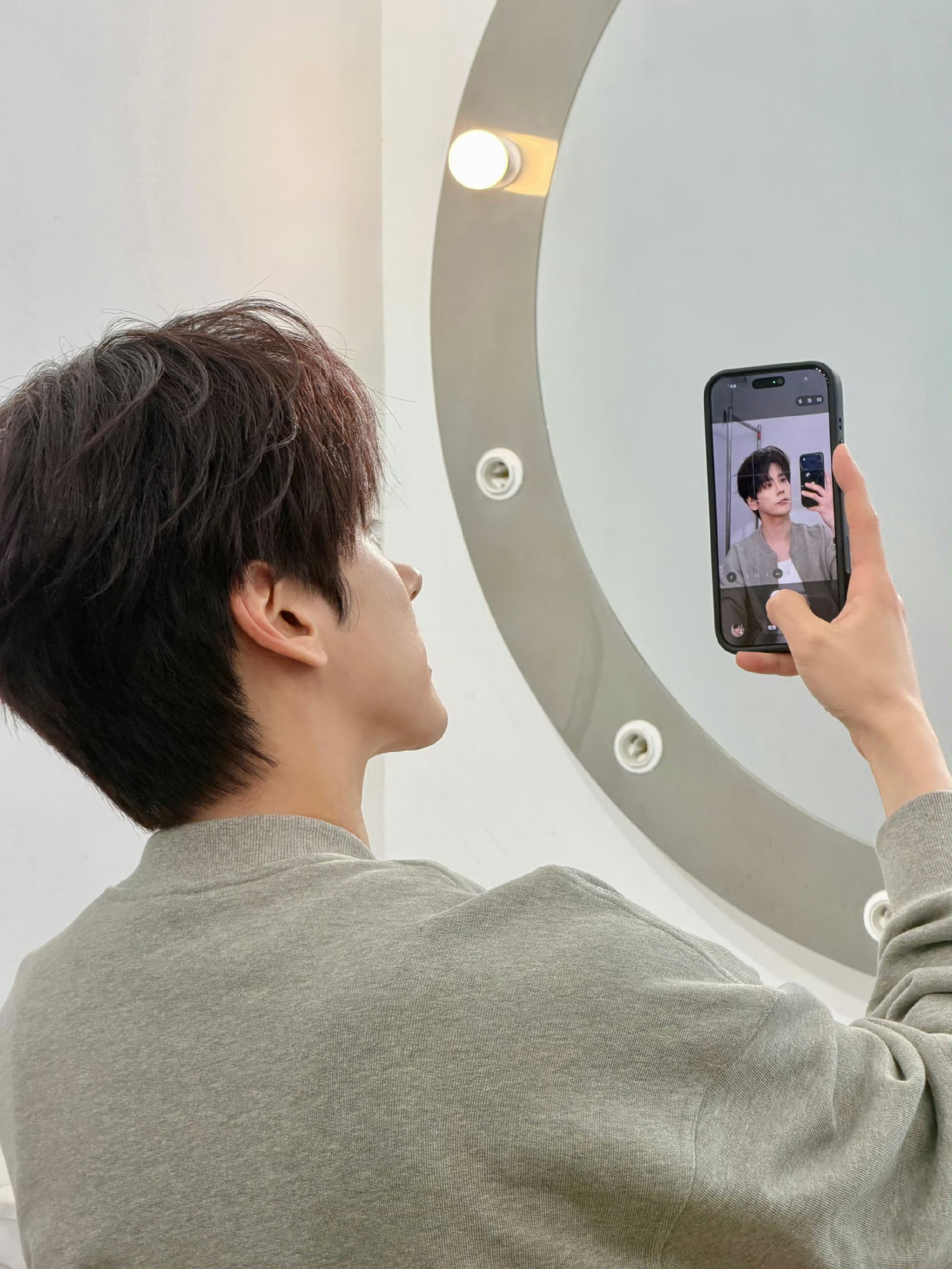 魏哲鸣怼脸自拍来啦，今天的魏老师尤其帅！！而且还空降超话了，在线求翻牌