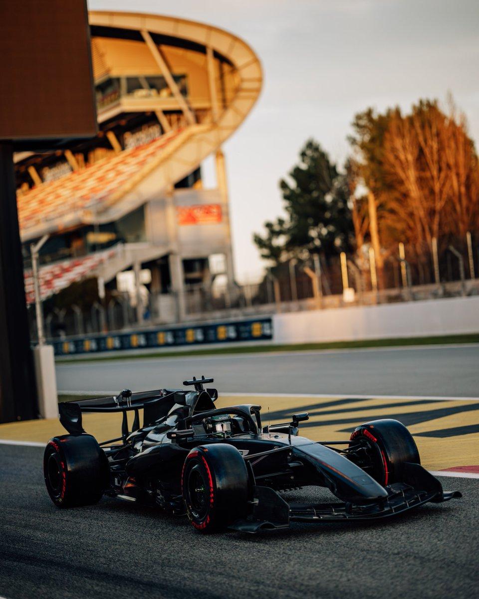 纽维操刀的阿斯顿马丁AMR26，在所谓的「封闭测试」尾声终于登场了。
到目前为止