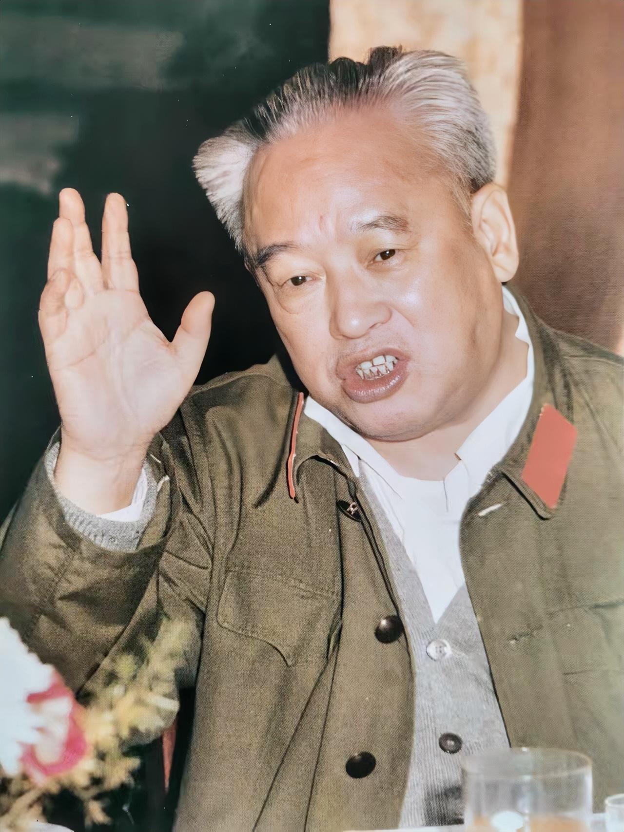 1971年之后，余秋里受到重用，官至副国级，家风清正，唯一的儿子是少将