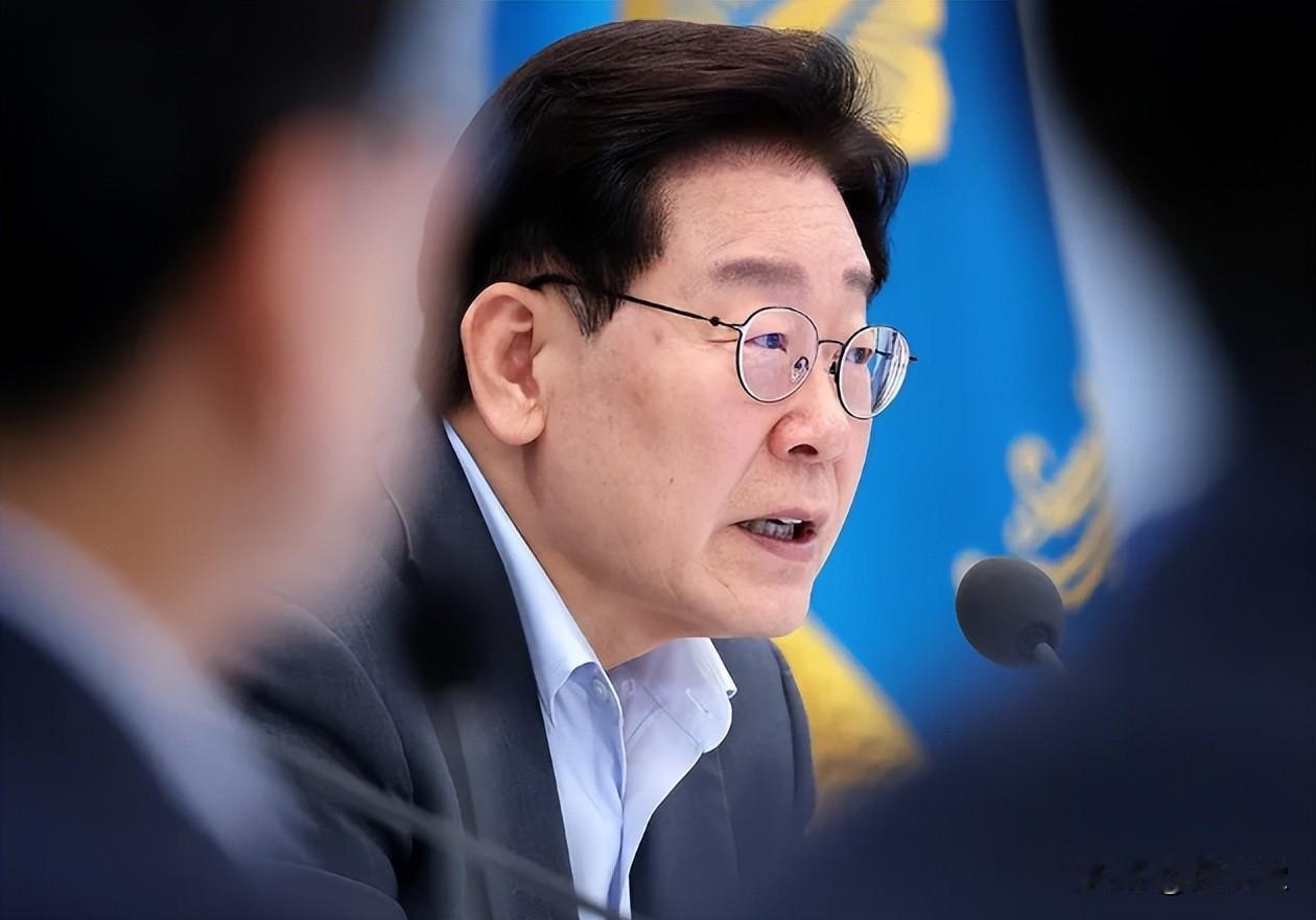 李在明忍不住爆发了，当着文武百官的面，给驻韩美军一顿痛骂。会上李在明大发雷霆，火