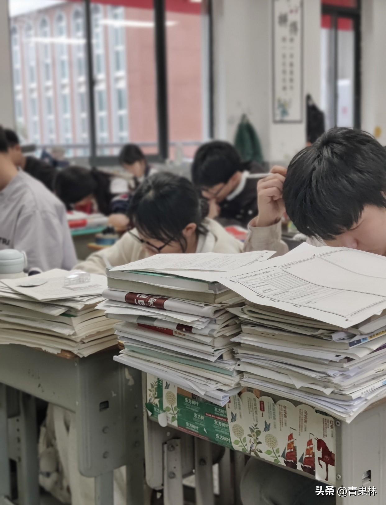 你支持“高考改变命运”的说法吗我觉得高考确实能改变命运，但不是唯一的出路。对普通