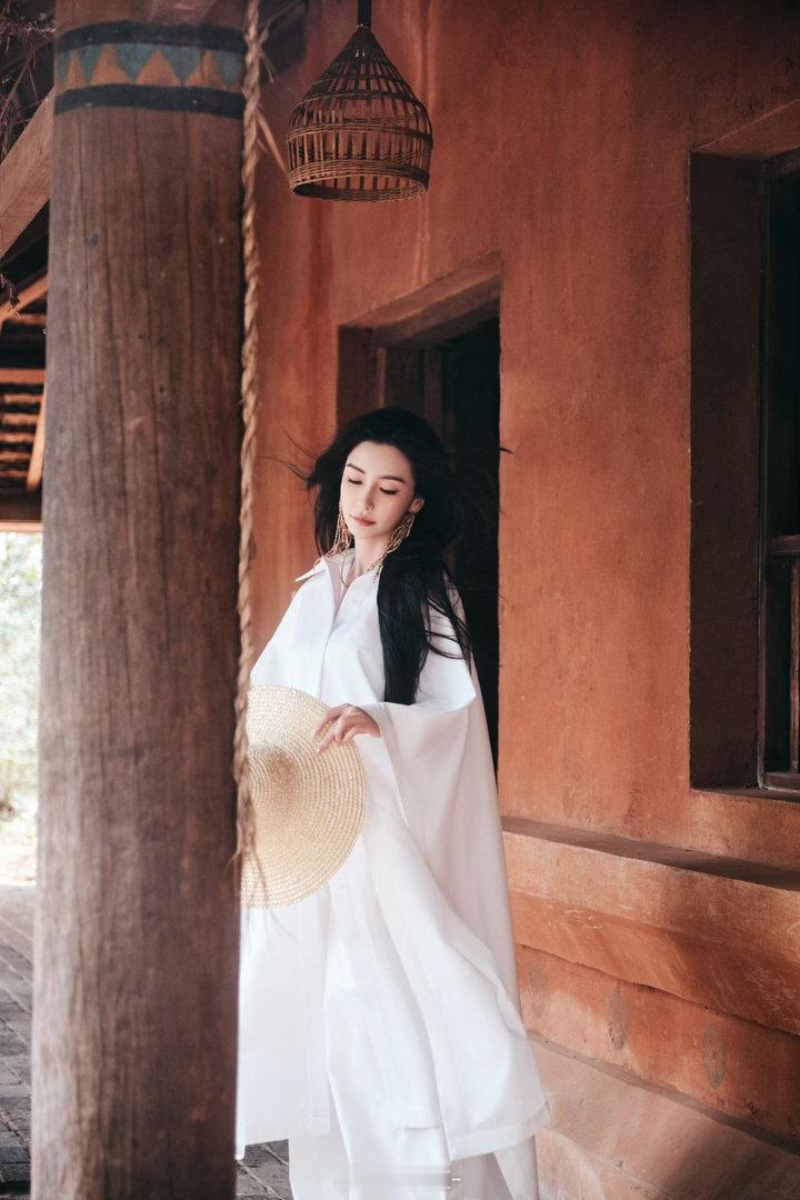 angelababy |杨颖 "少年的心动,是仲夏夜的荒原,割不完烧不尽,长风一