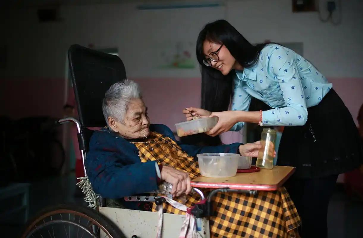 大家发现了吗？现在农村冒出了一个怪事。
老人的存款、家产、宅基地，一分不给女儿，
