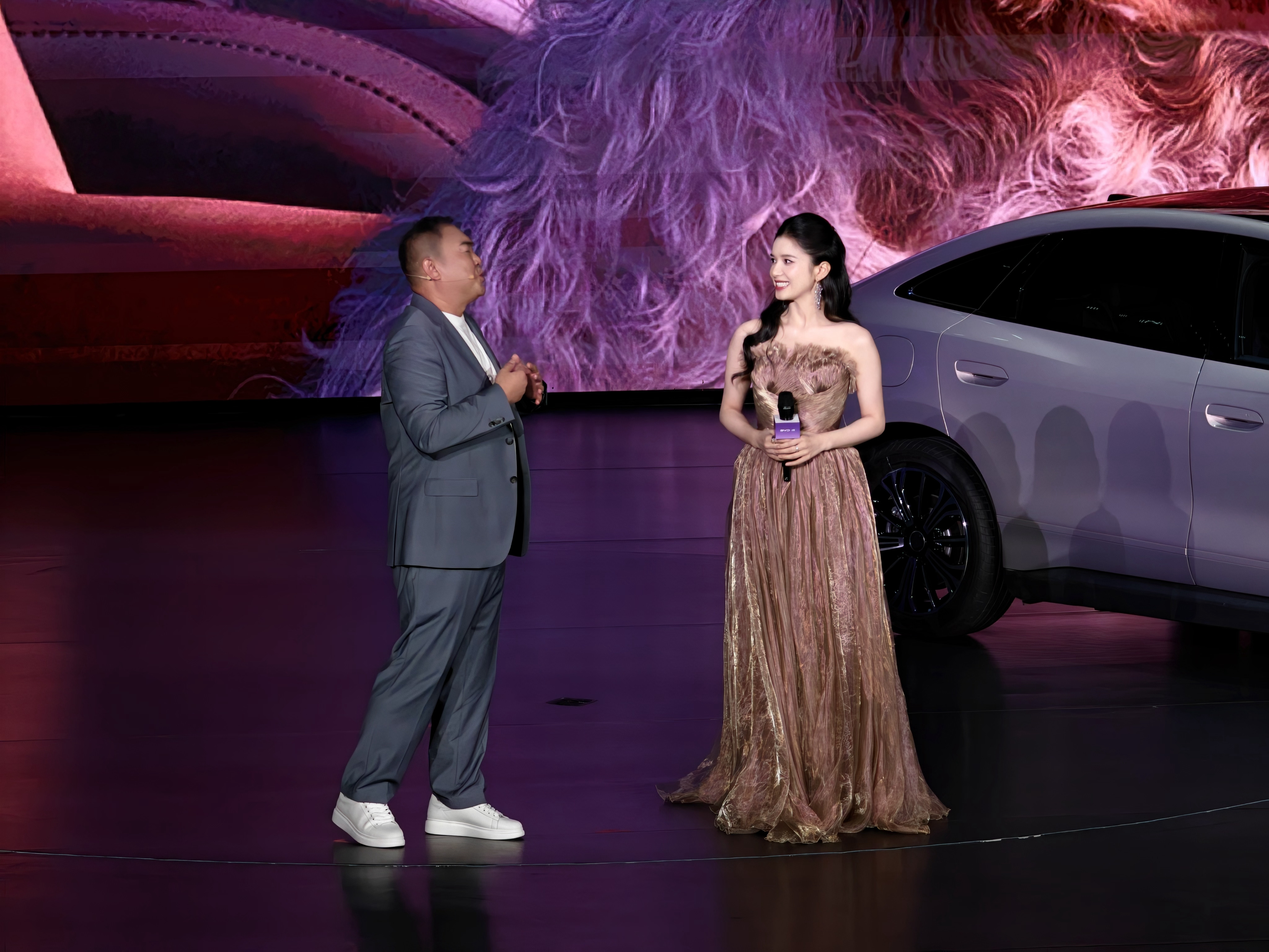 比亚迪秦 MAX 代言人张婧仪也来到了发布会现场，看得出来秦 MAX 这次整体的