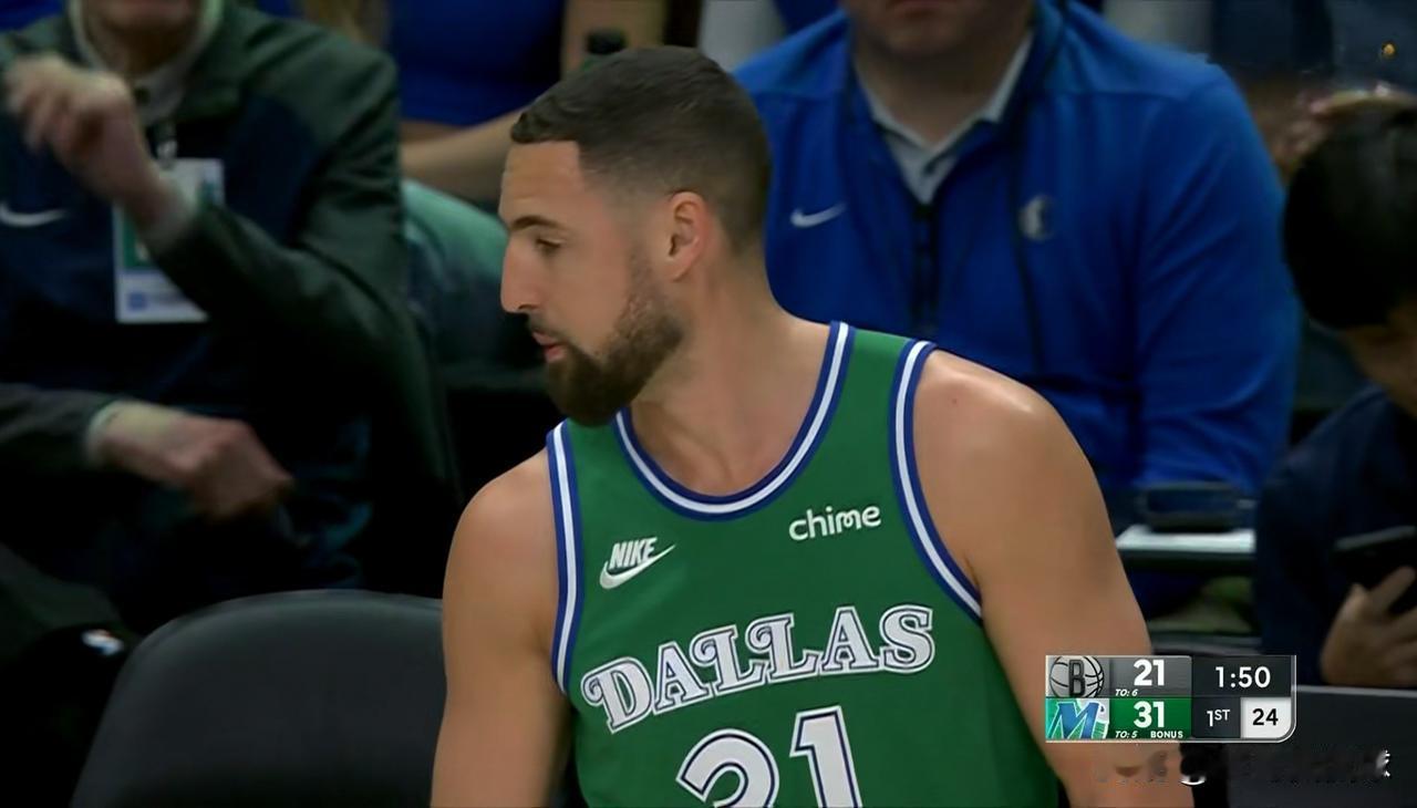 我真为独行侠老将汤普森感到由衷的高兴！在今天独行侠主场迎战篮网的比赛中，目前双方