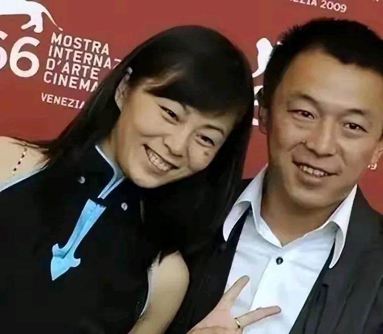 黄渤夫妻俩这也太像了！
这就是传说重的夫妻相么？
黄渤的嘴角要是咧大点，这妥妥就