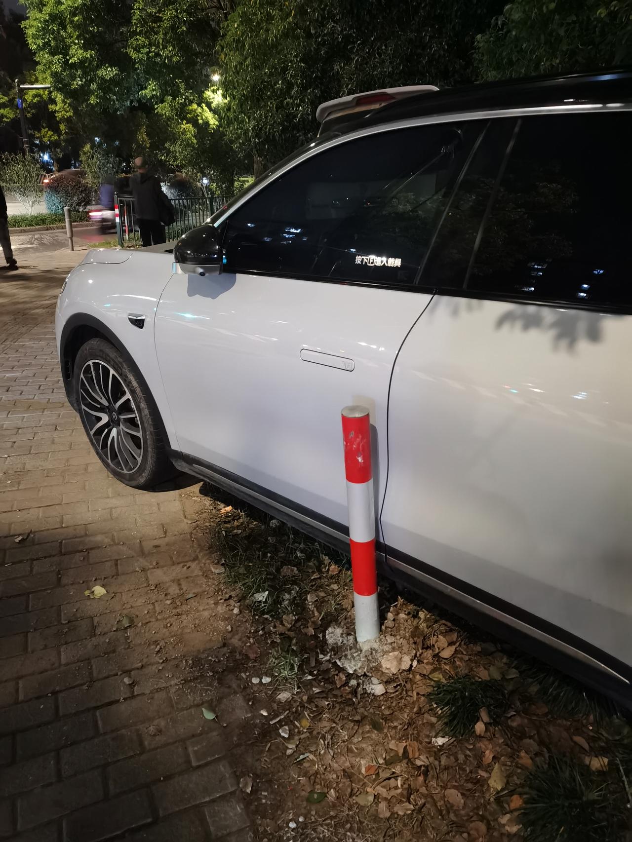 这车停的，一看就是高手。
