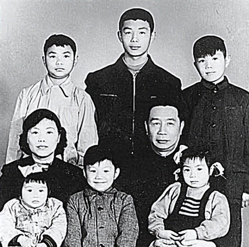 身为上将或正部级待遇的人也成月光族，花钱快到日子紧张，他们的钱究竟用在了哪里？