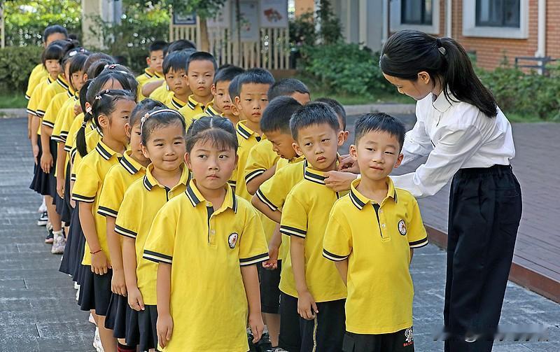 感念师恩，照亮人间

金秋九月，丹桂飘香，我们迎来了一个充满敬意与感恩的节日——