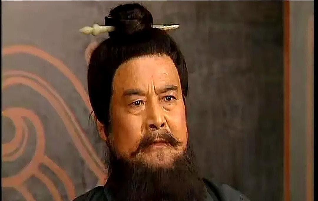 曹丕当世子时，几次找富有的曹洪借钱，曹洪一毛不拔。曹丕称帝后，下令将曹洪关押准备
