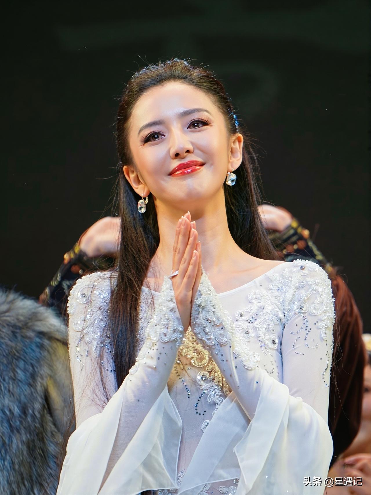 佟丽娅：什么叫天生舞台主角？一个谢幕动作就够了