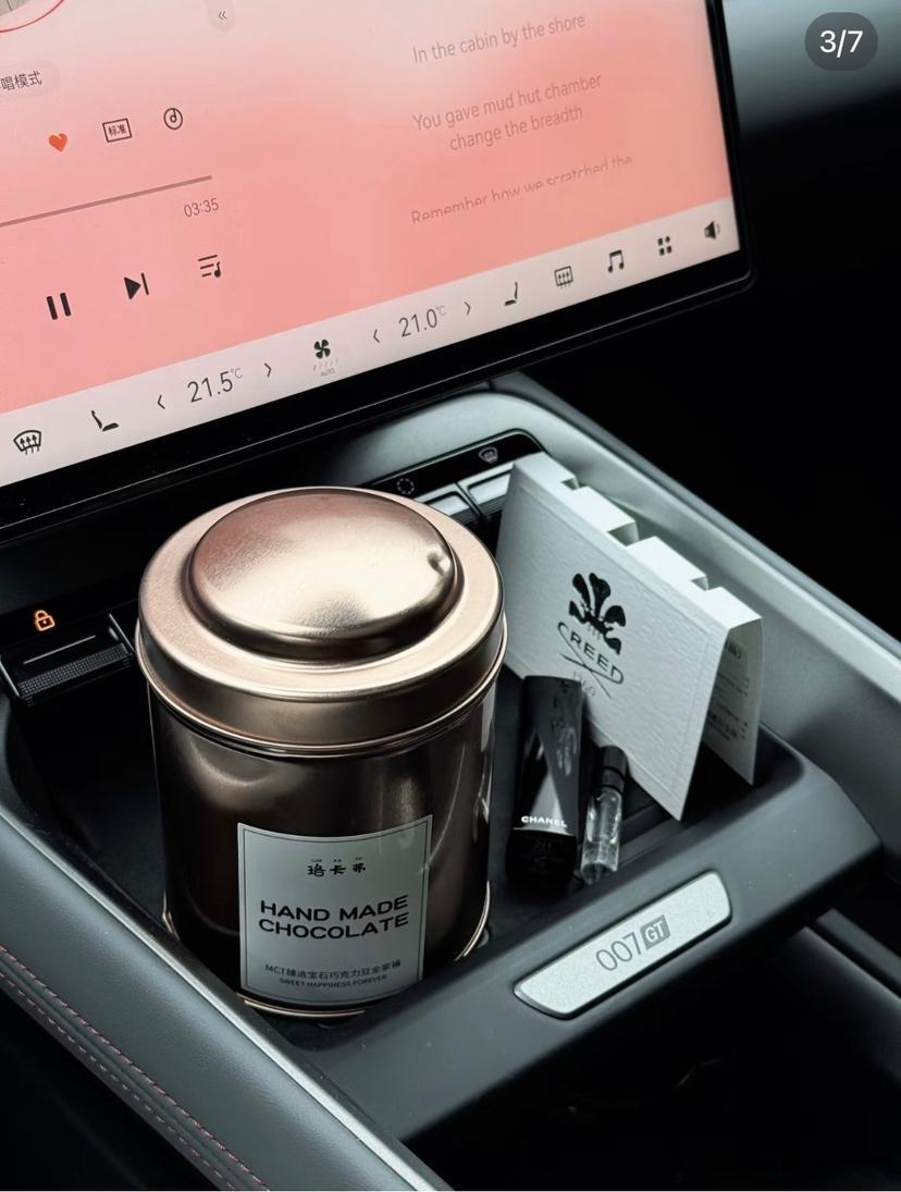 帮新婚朋友搬运婚礼礼物，其中有个易碎的琉璃摆件。极氪精准的悬挂系统过滤了路面颠簸