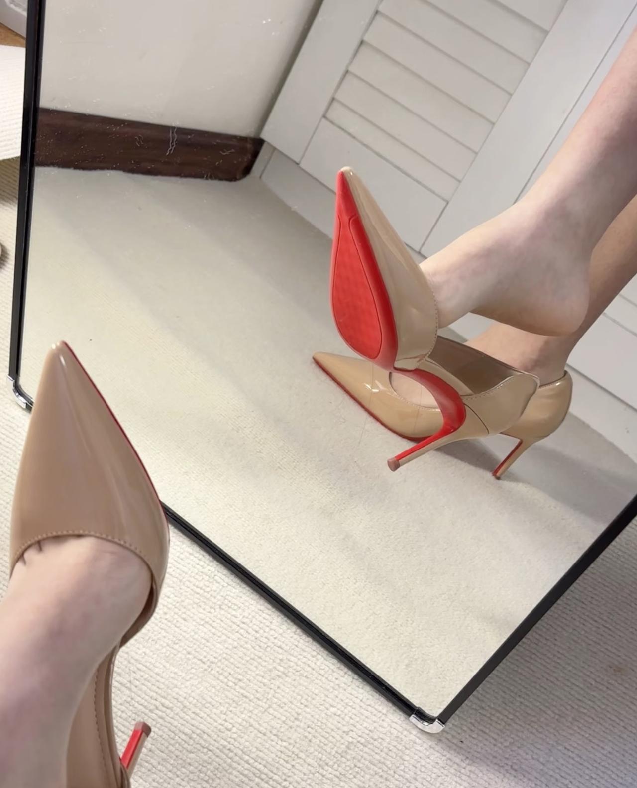 穿高跟鞋时，丝袜穿与不穿各有风情~ 像图中裸色红底高跟鞋，不穿丝袜能凸显肌肤质感