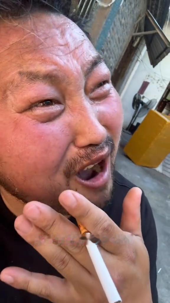 小的时候期盼自己快点长大，想着长大后自己赚钱花。长大之后发现小时候的想法特别可笑