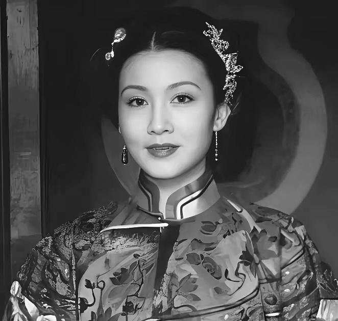 1915年，袁世凯要坐龙椅的前一晚，叫风月场出来的爱妾沈玉英给他套上那件天价绣金