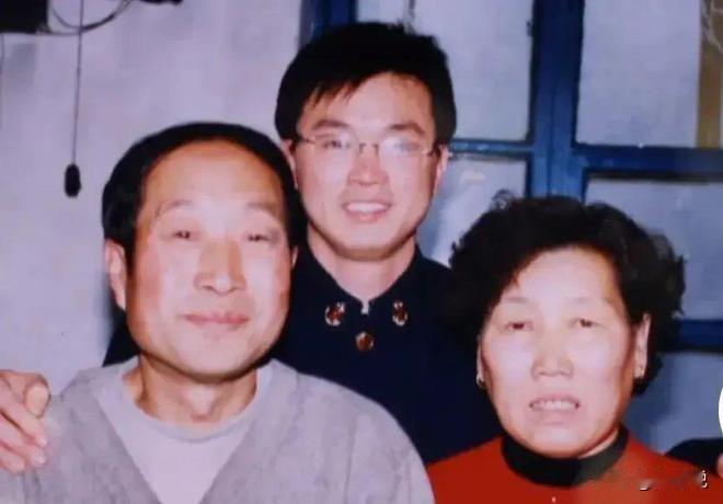 1997年，19岁海军战士为救群众牺牲，父母伤心欲绝，没想到20年后其母亲病逝，