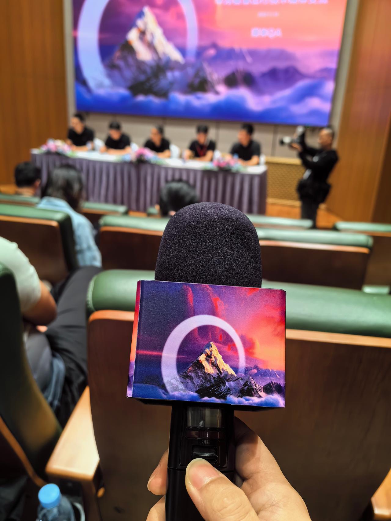 我已经捏住话筒了，有什么想问的？