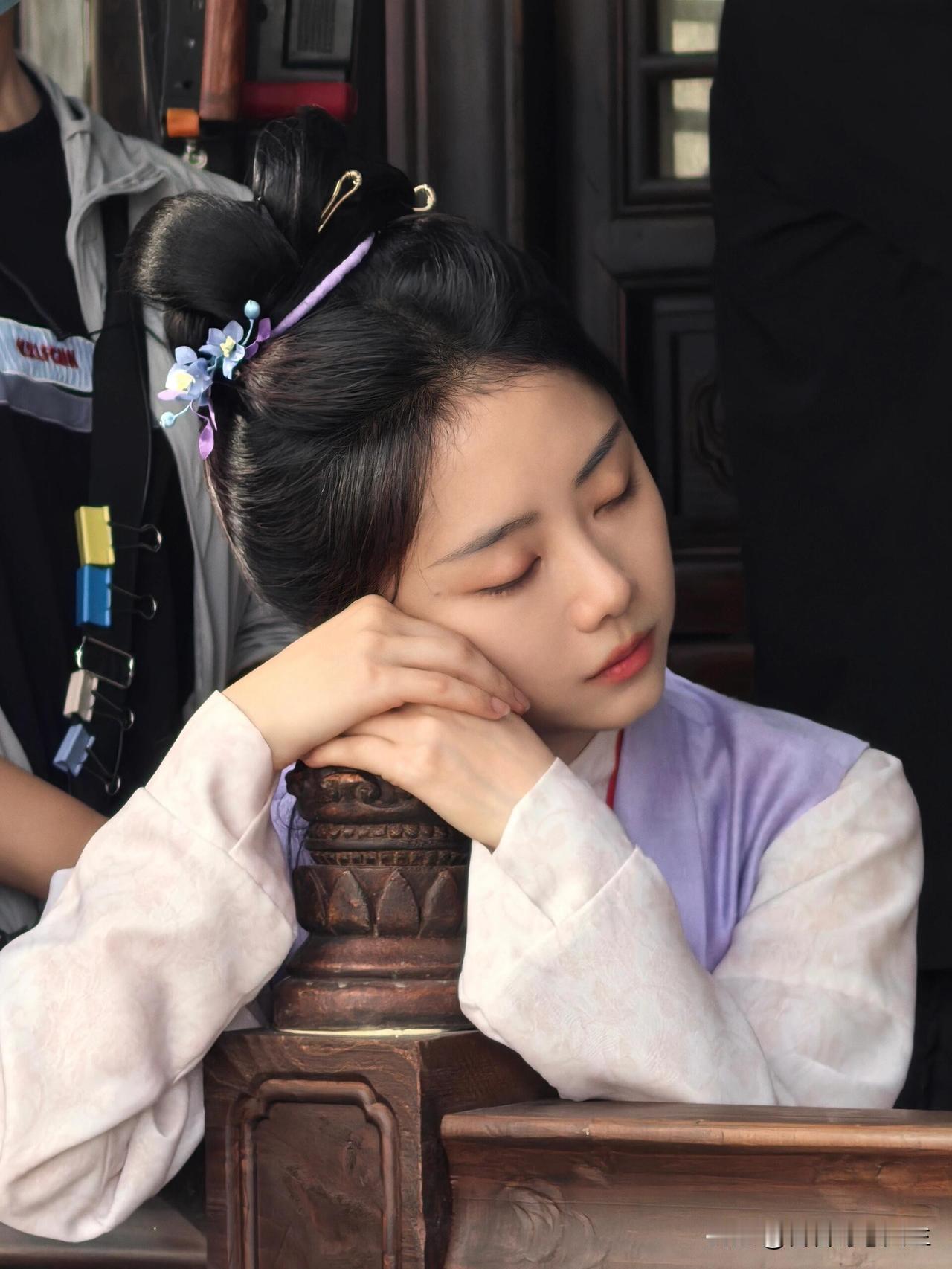 午后的阳光洒在沉思的谭松韵身上，古风发饰衬得她格外温柔，这组造型我给满分！谭松韵