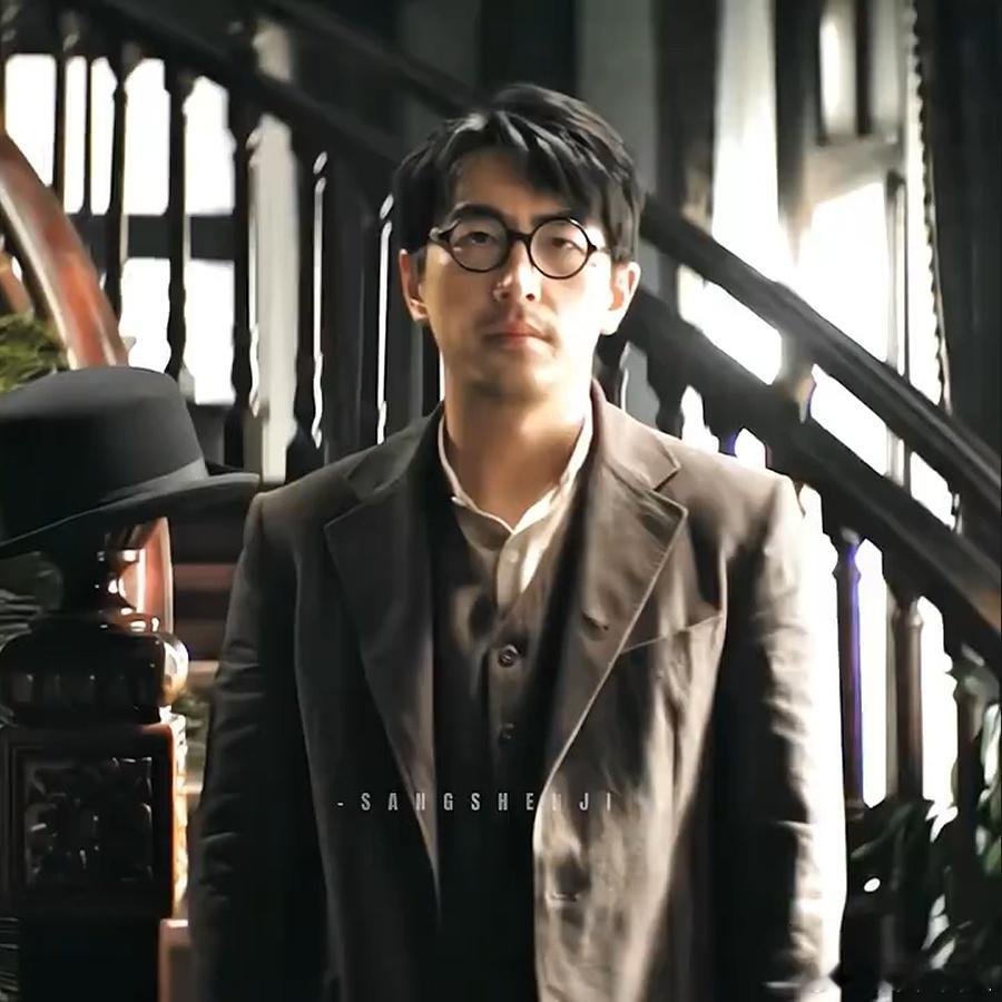 白客三折叠怎么叠都很正  看《唐探 1900》，白客的郑仕良宁死不屈的模样太戳人