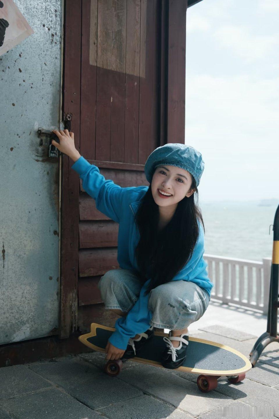 沈月 冷帽甜妹承认吧，这个月月就是各种风格都合适。 ​​​